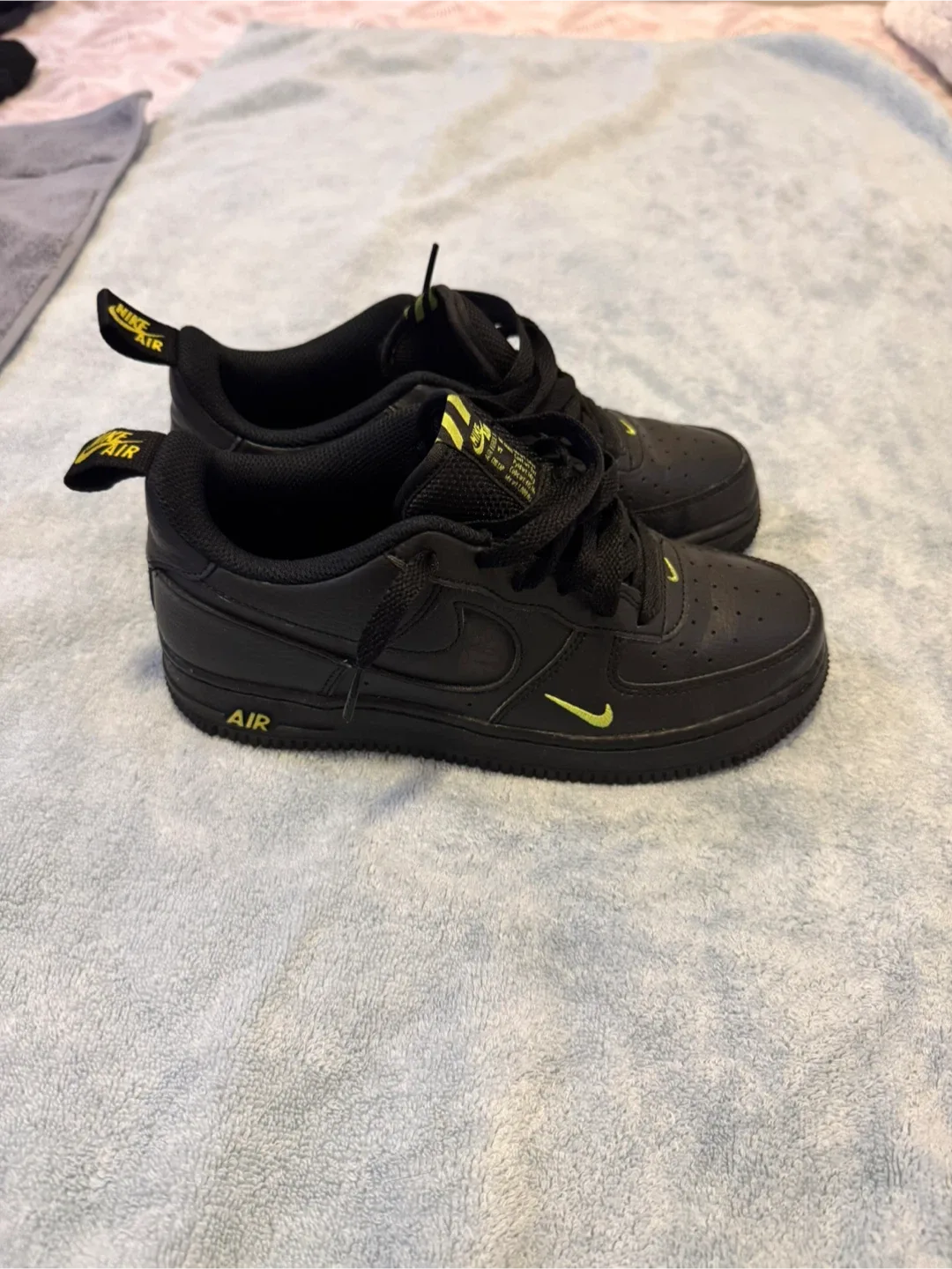 Nike Air Force 1 Black/Yellow Kids Size 5Y image indicator(2)