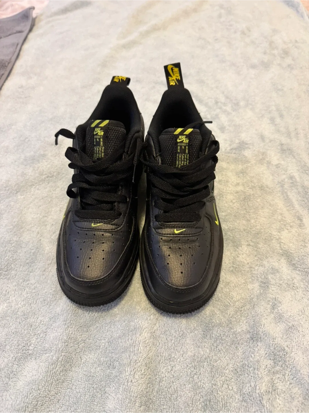 Nike Air Force 1 Black/Yellow Kids Size 5Y image indicator(3)