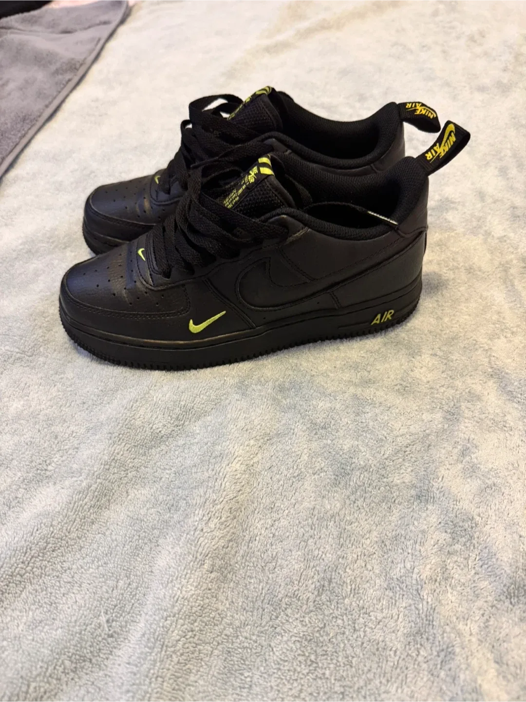Nike Air Force 1 Black/Yellow Kids Size 5Y image indicator(4)
