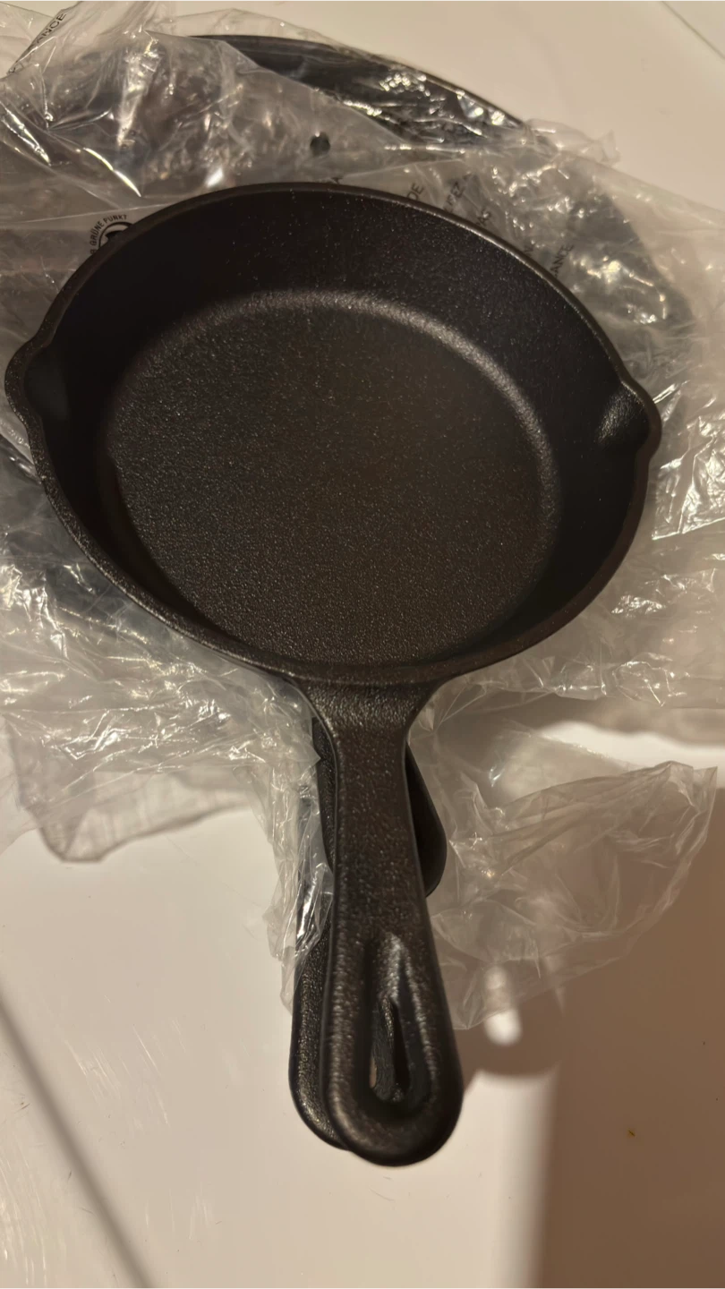 Cast Iron Skillet Set, New