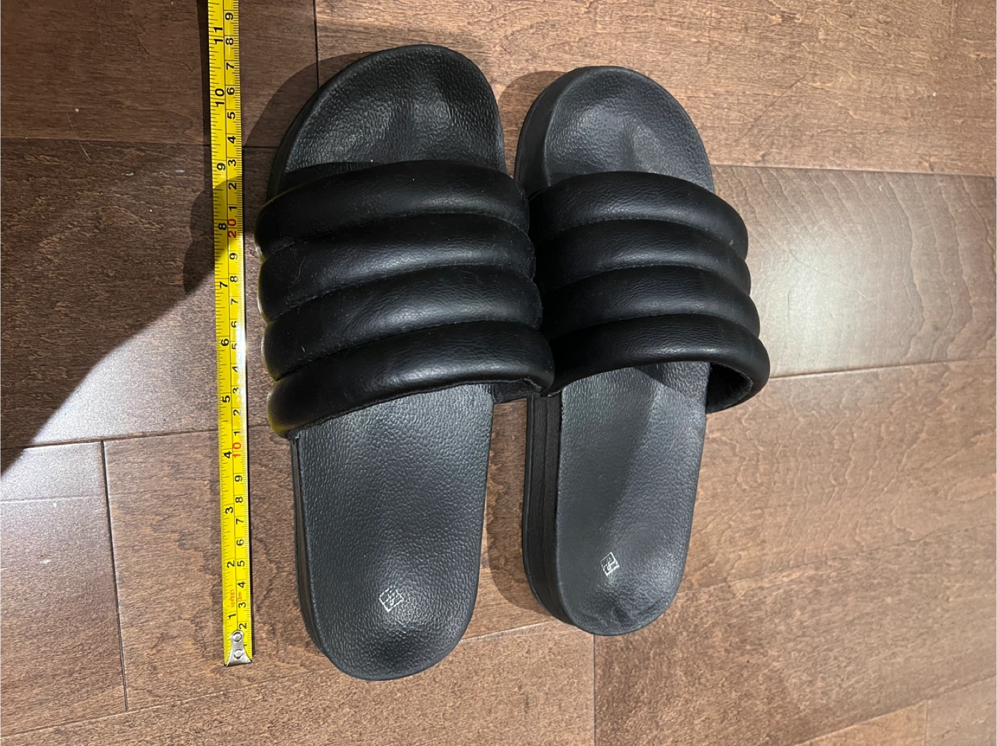 Black puffy slippers - photo 4