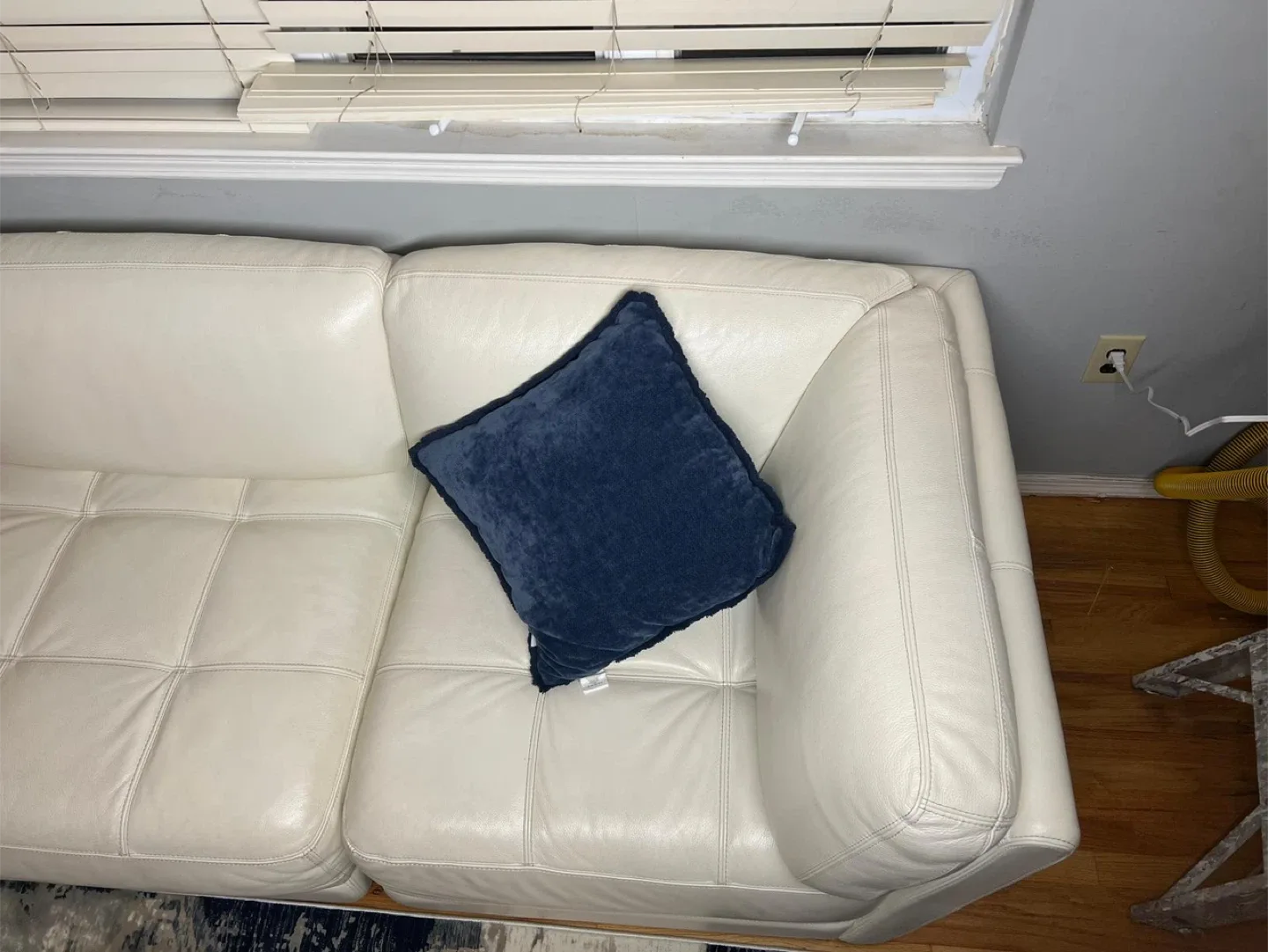 White Leather Sectional Sofa image indicator(5)