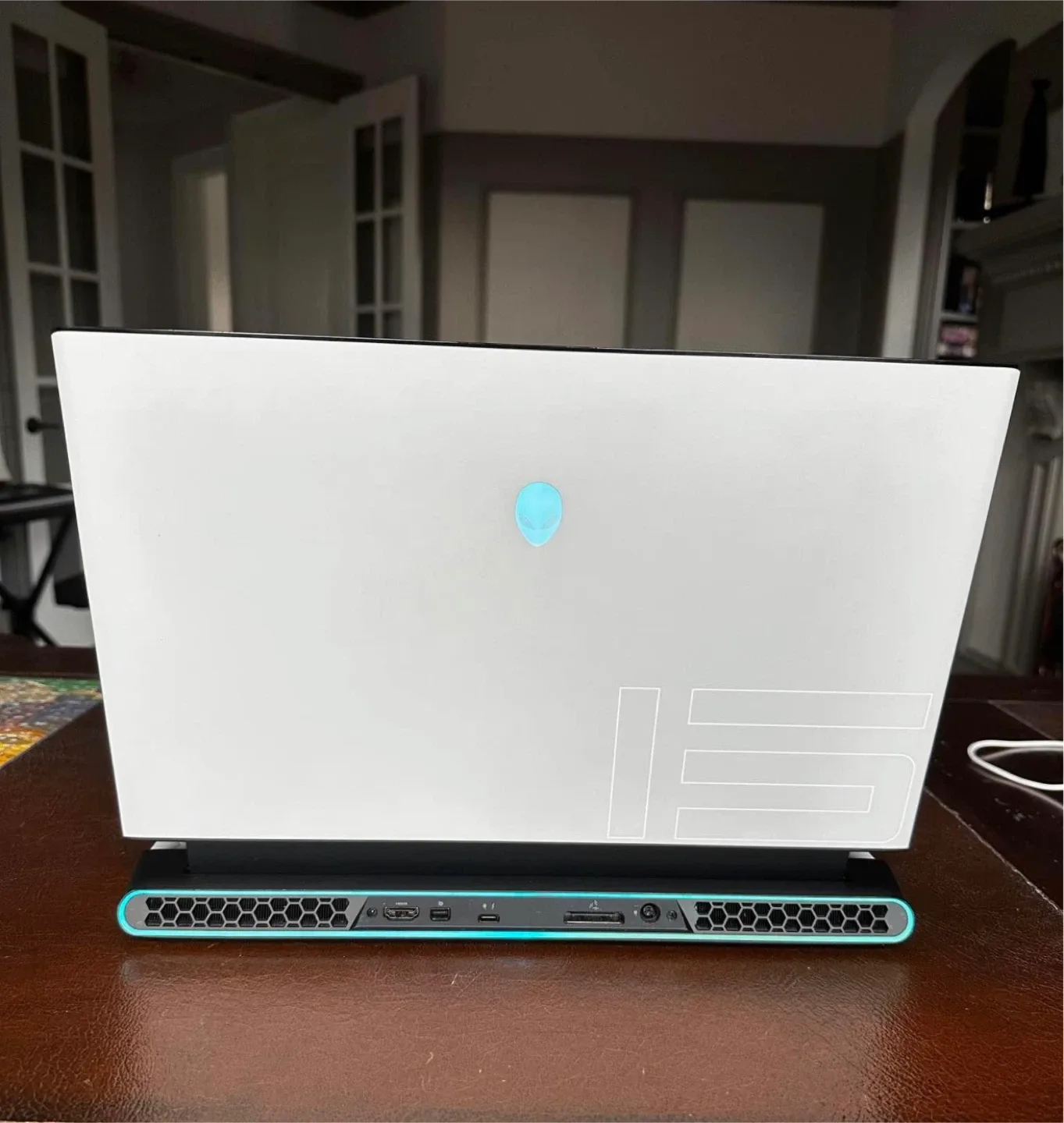 Alienware m15 R3 Gaming Laptop image indicator(2)