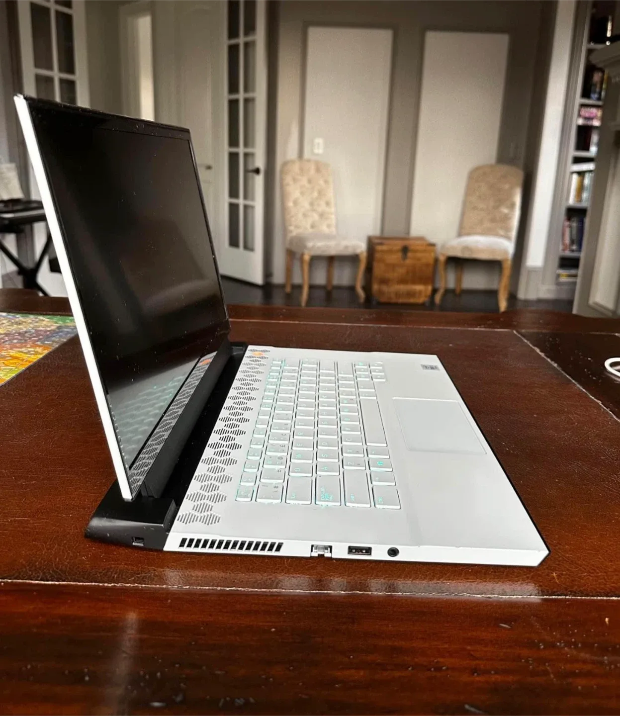 Alienware m15 R3 Gaming Laptop image indicator(4)