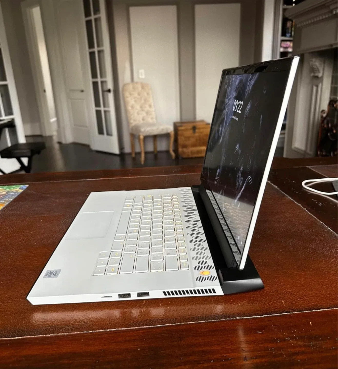 Alienware m15 R3 Gaming Laptop image indicator(5)