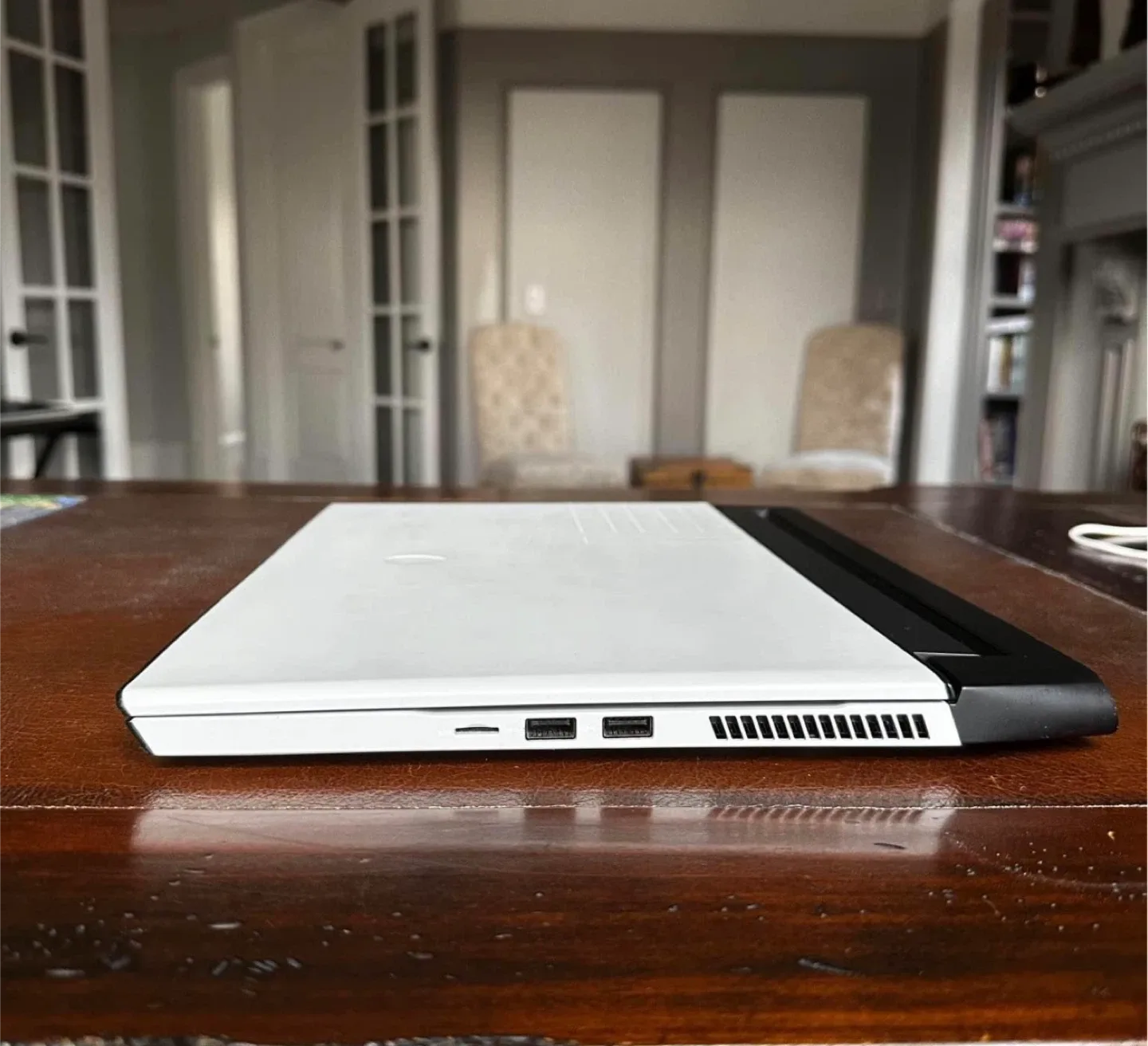 Alienware m15 R3 Gaming Laptop image indicator(8)