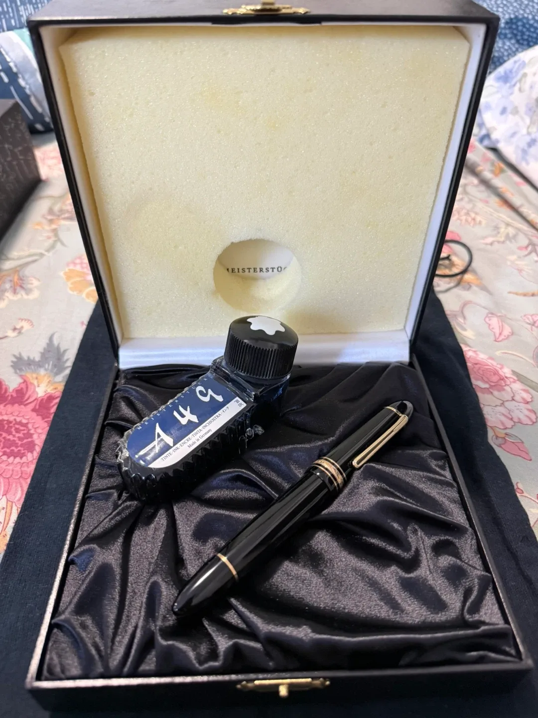 Montblanc Meisterstück 149 Fountain Pen with Ink Bottle image indicator(7)