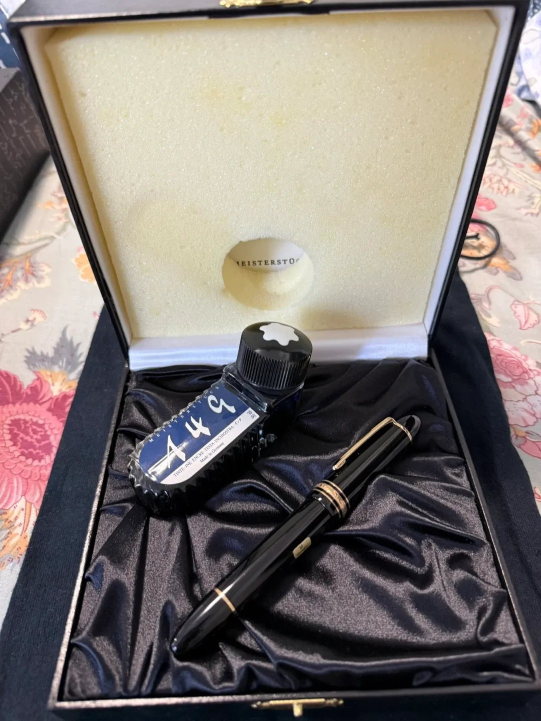 Montblanc Meisterstück 149 Fountain Pen with Ink Bottle image indicator(9)