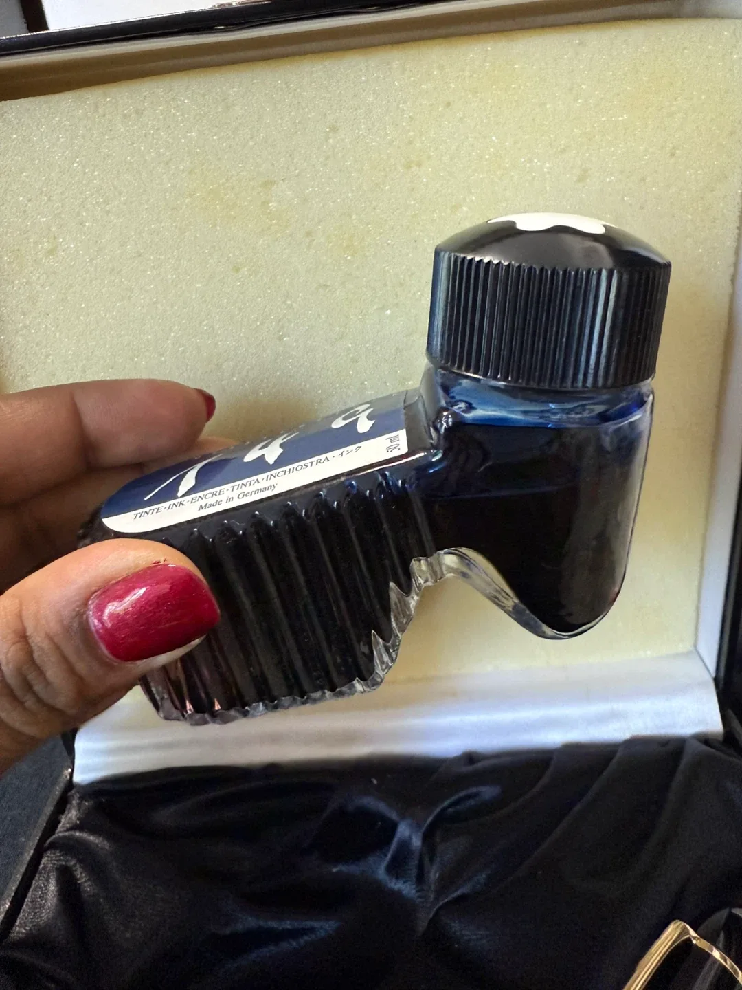 Montblanc Meisterstück 149 Fountain Pen with Ink Bottle image indicator(8)