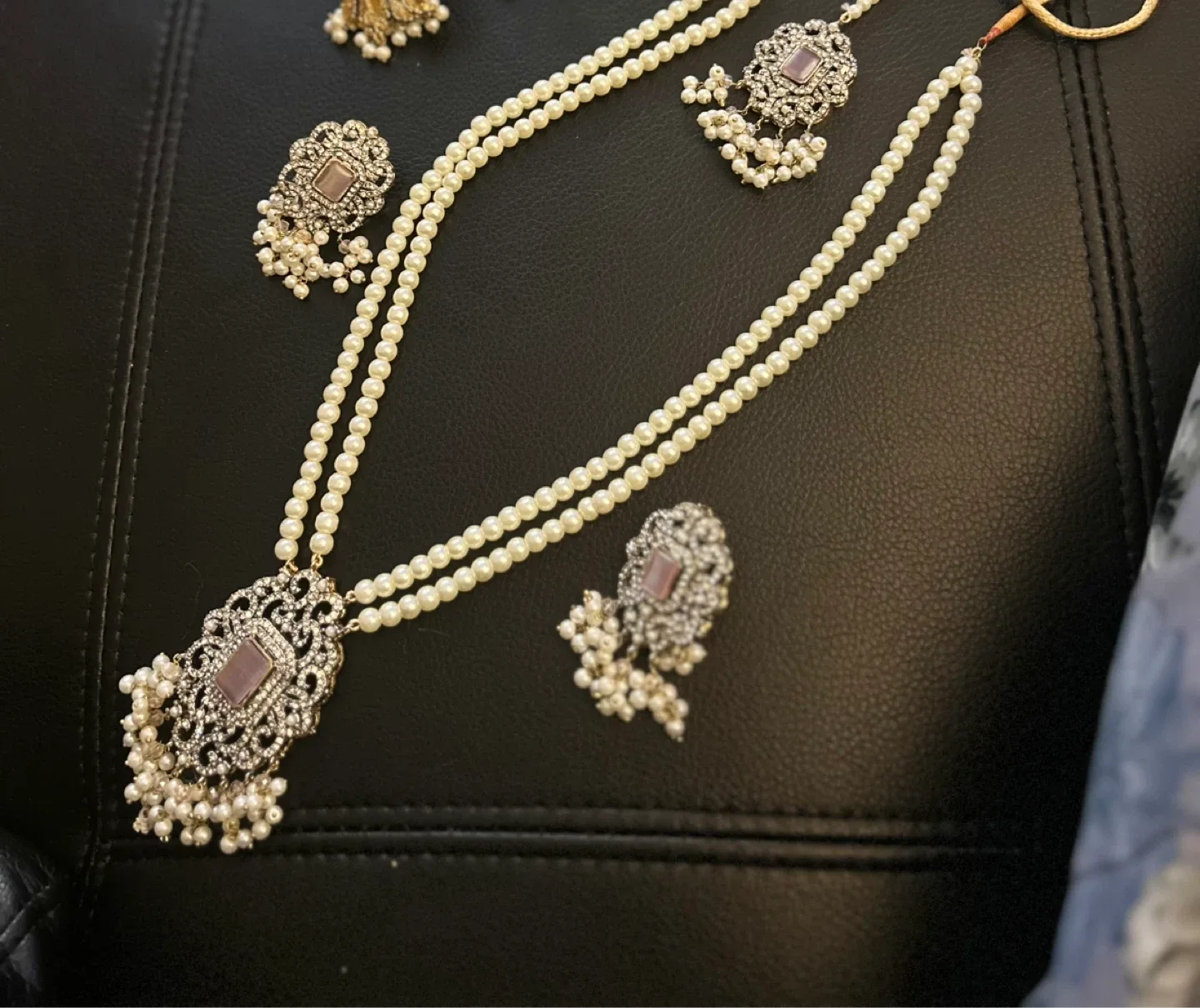 White Pearl & Antique Silver Necklace Set image indicator(2)