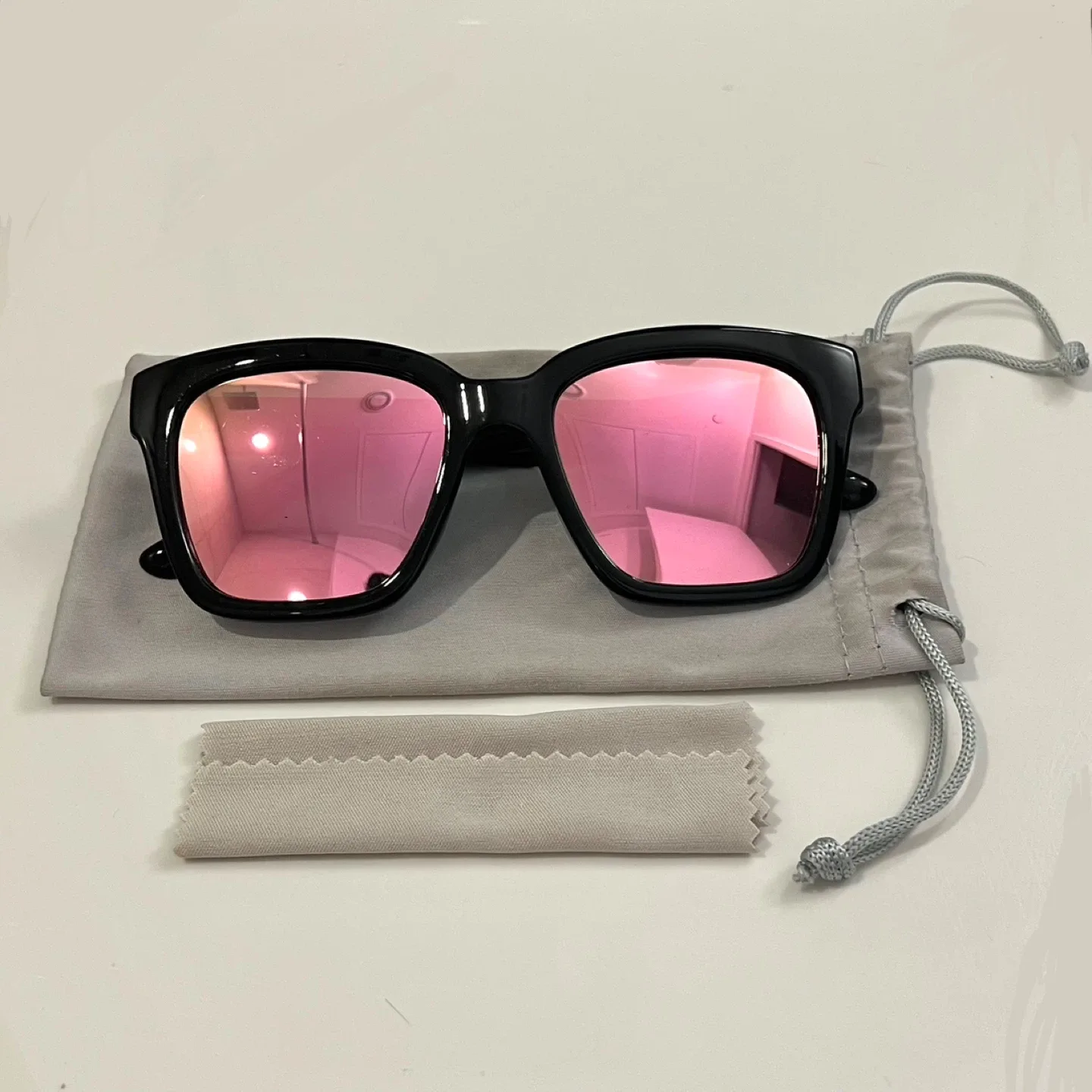 (Retail $128)New Italian Design Sunglasses image indicator(3)