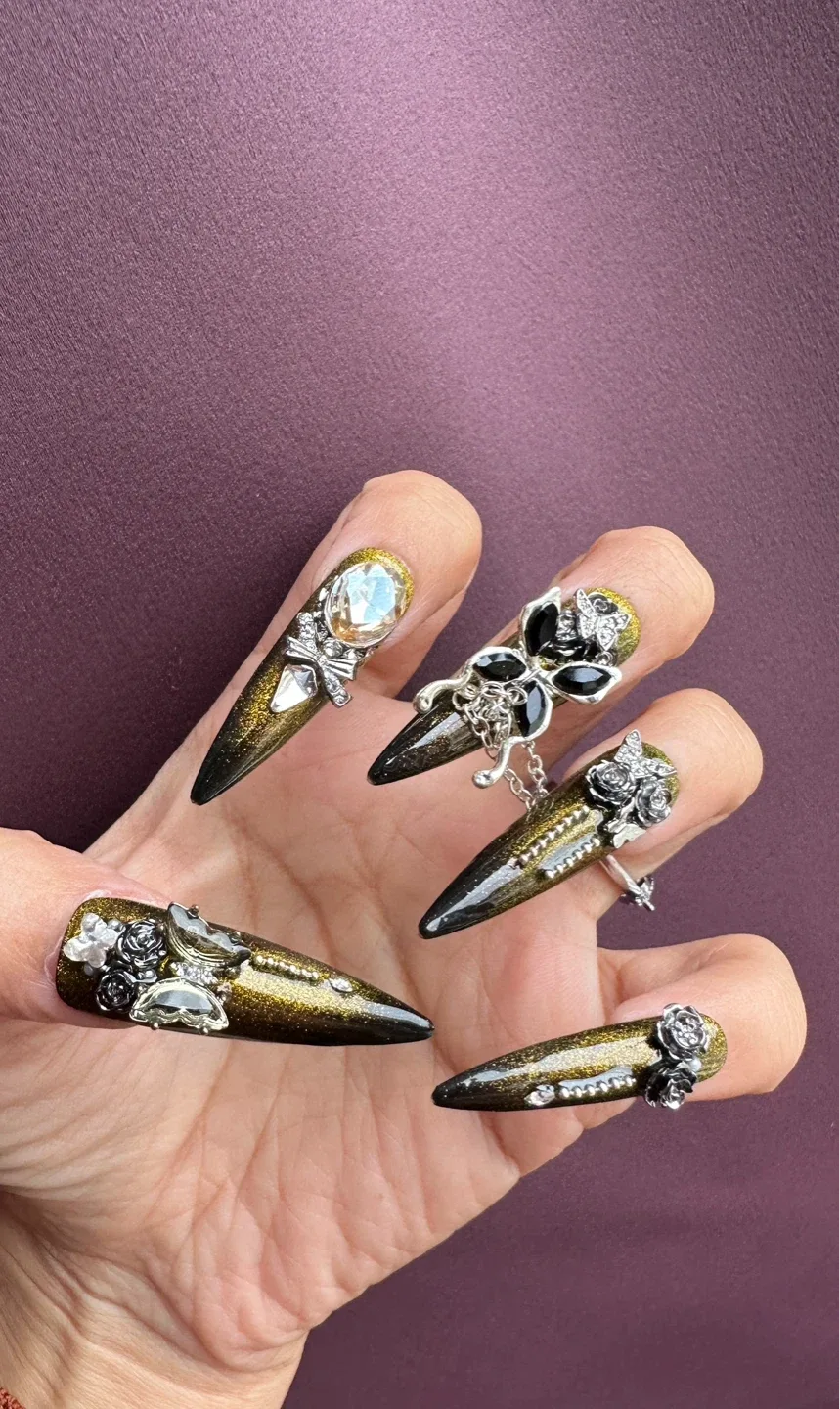 Press-On Nails - Gold & Black, Size M image indicator(4)