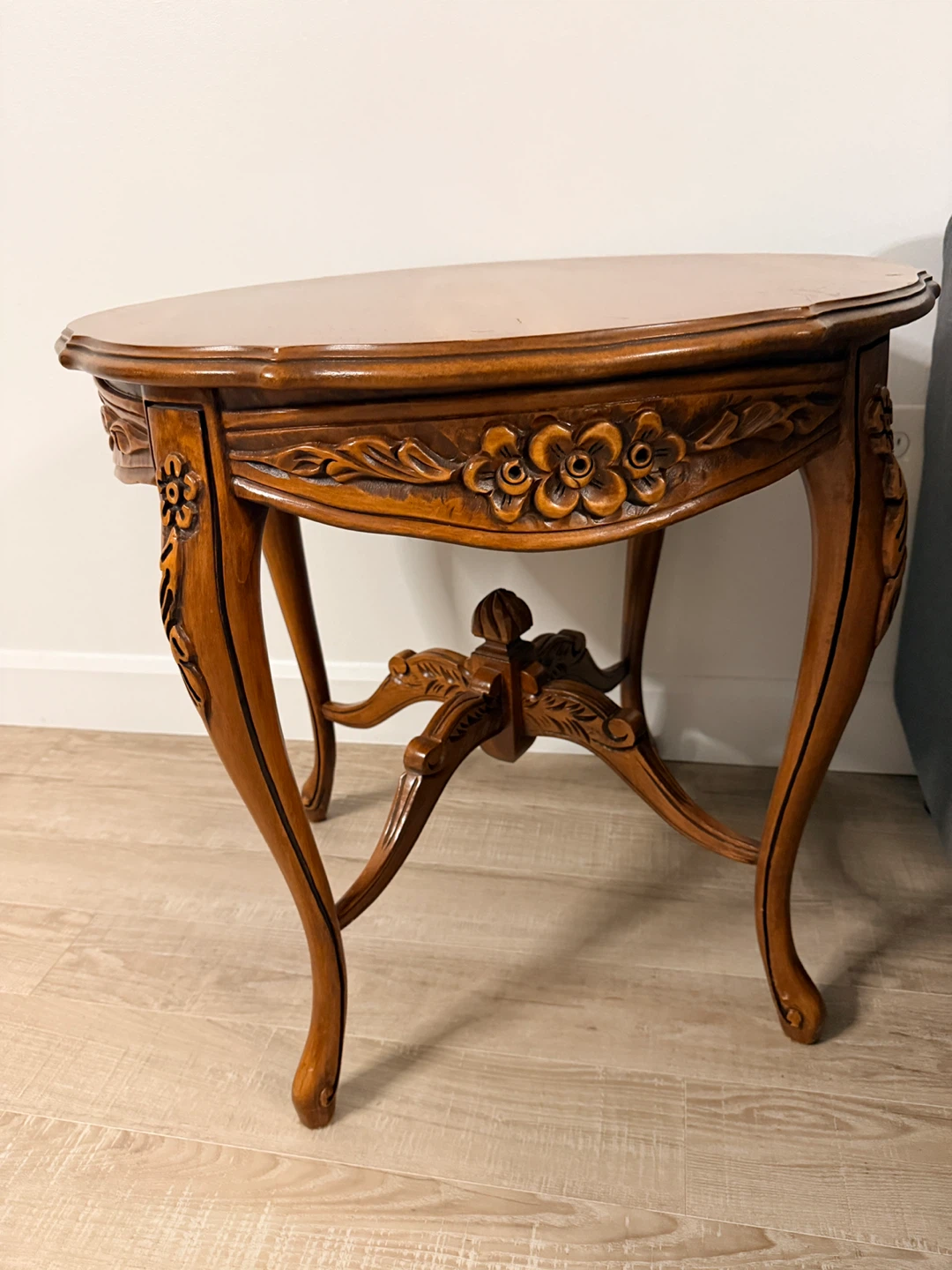 Move out sale: 3pc set Antique Style Wooden Coffee Table set - photo 5