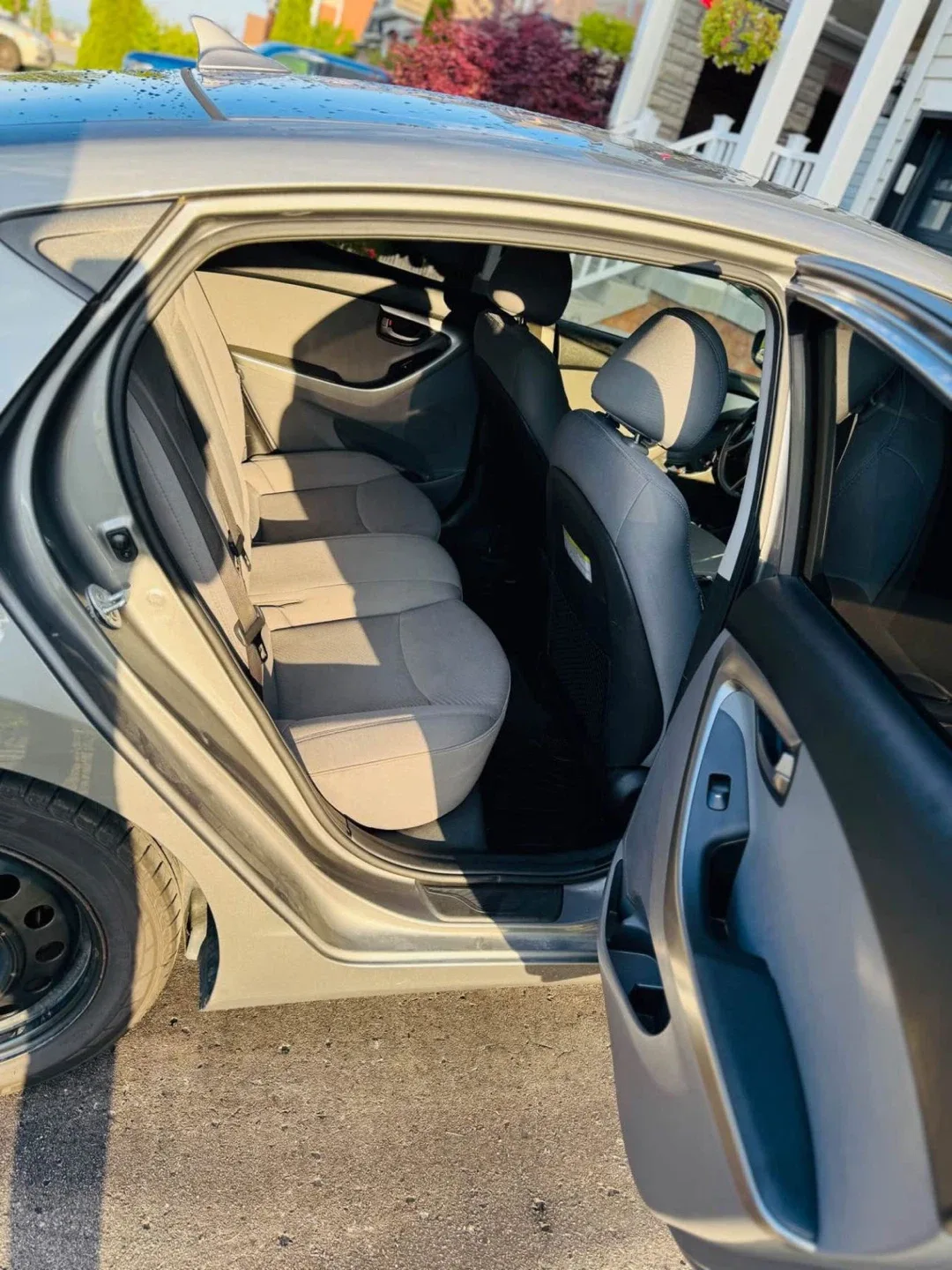 4000$ -Hyundai Elantra 2013 - Well Maintained! image indicator(8)