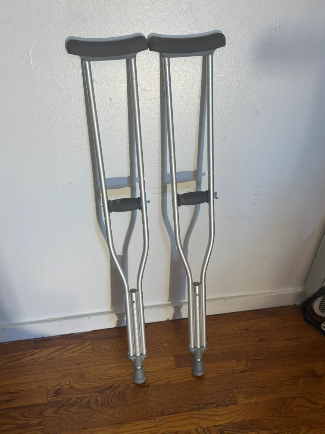 Used Crutches Adjustable Adult Crutches - 5'6" to 5'10" image indicator(2)