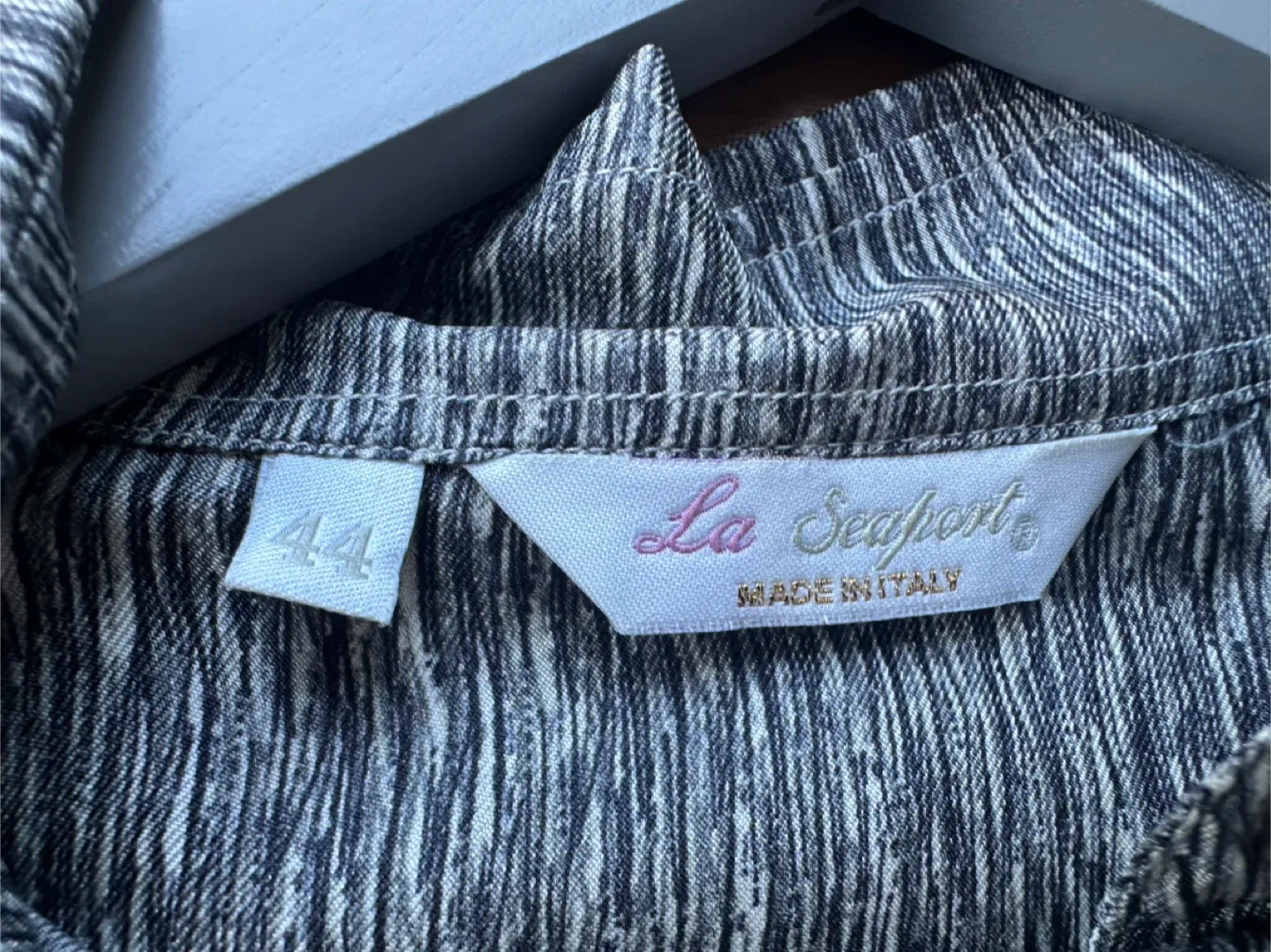 La Seaport 100% Silk Blouse - Size 44 image indicator(3)