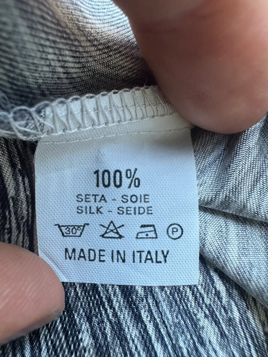 La Seaport 100% Silk Blouse - Size 44 image indicator(4)