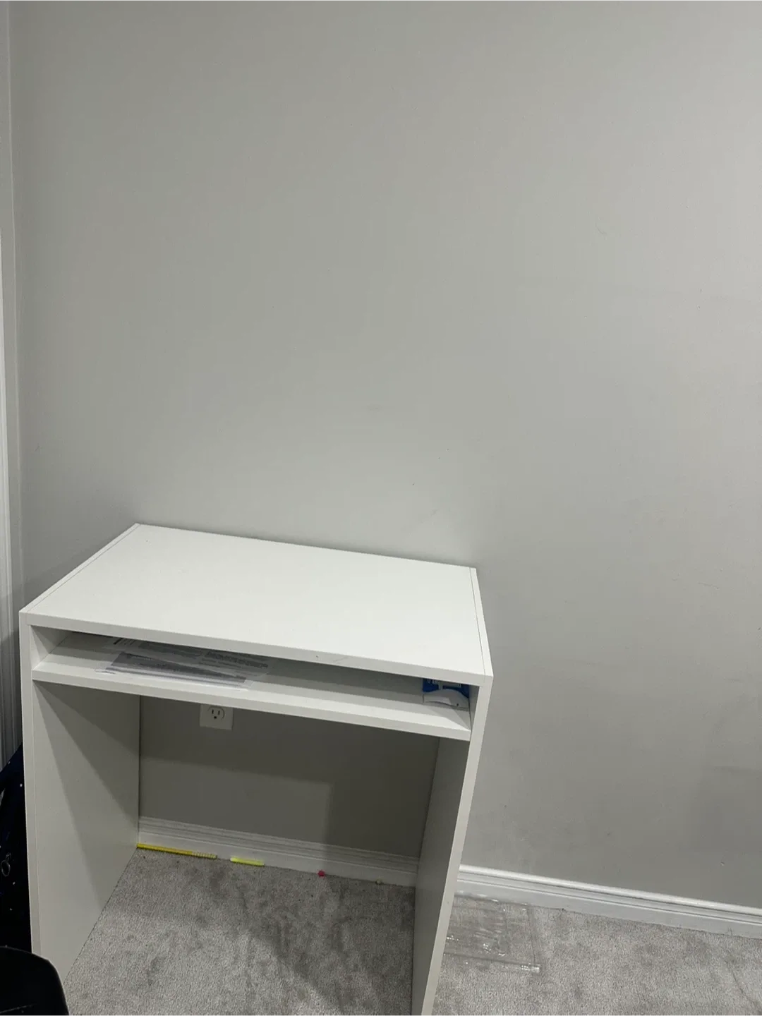 Black Office Chair & White Desk image indicator(2)