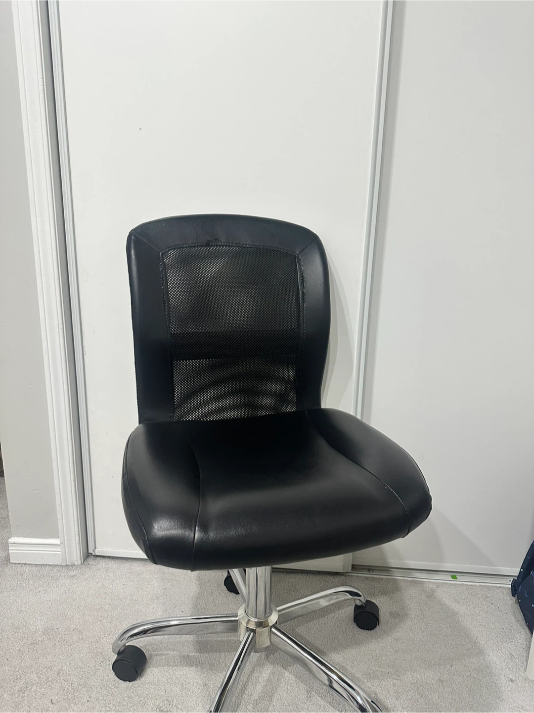 Black Office Chair & White Desk - photo 4