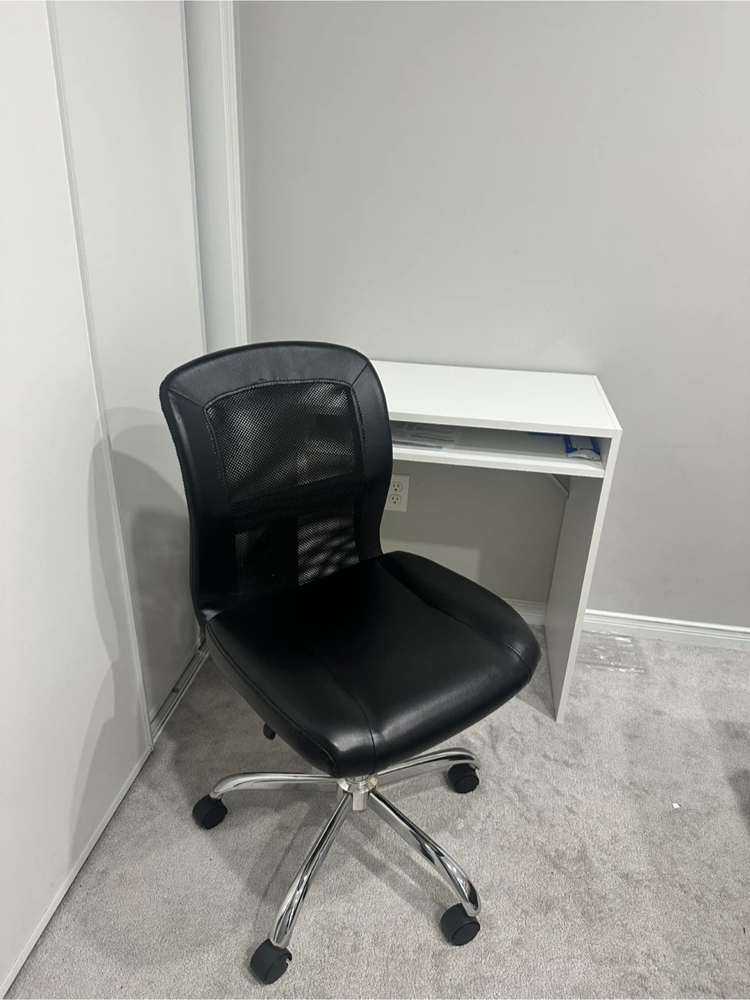 Black Office Chair & White Desk - photo 3