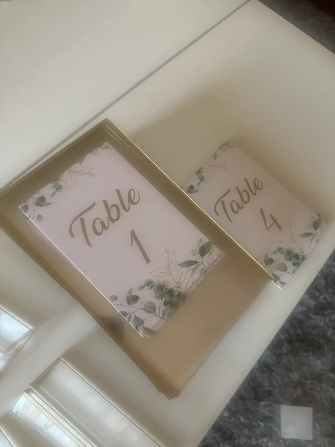 OUTUS 16-Piece Golden Rimmed Acrylic Table Sign Holders image indicator(3)