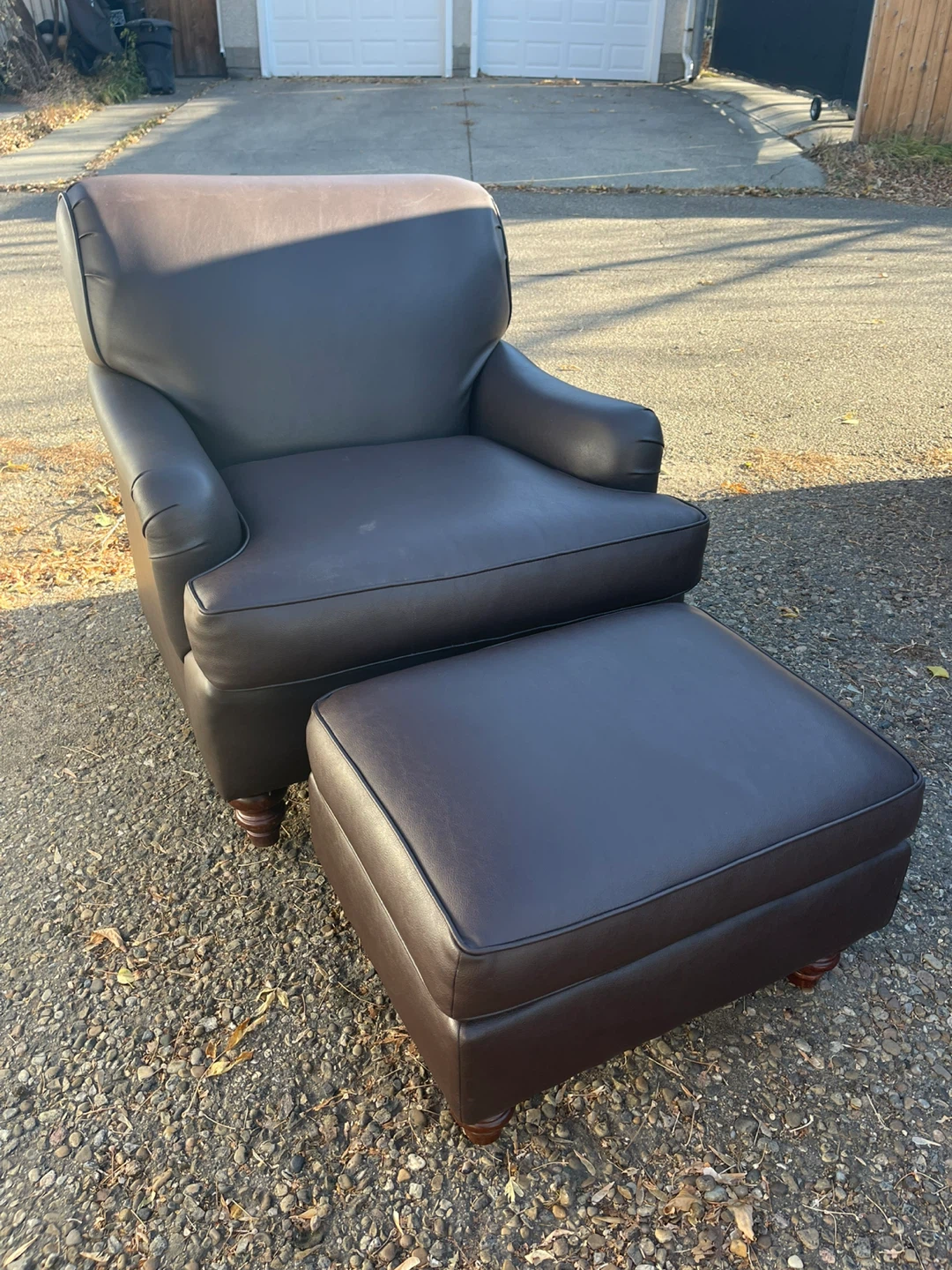 Modern  Accent Chair w/ ottoman Like New - photo 2