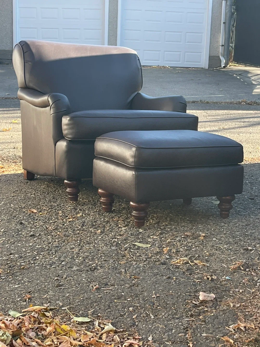 Modern  Accent Chair w/ ottoman Like New