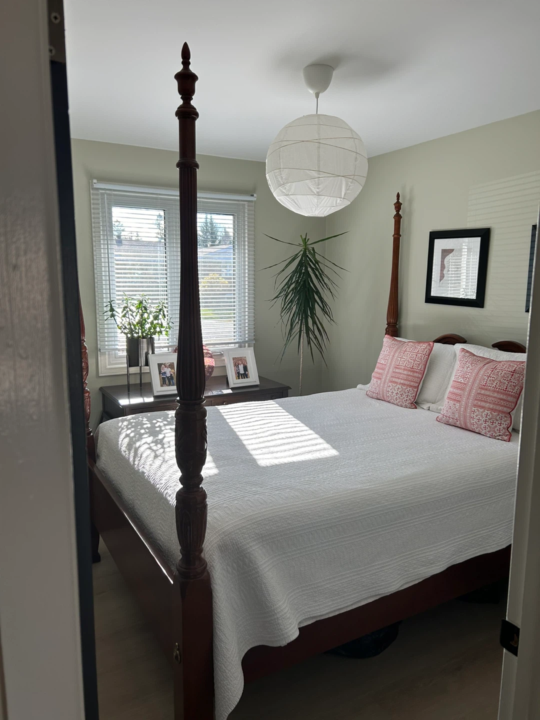 Bed, four poster queen size