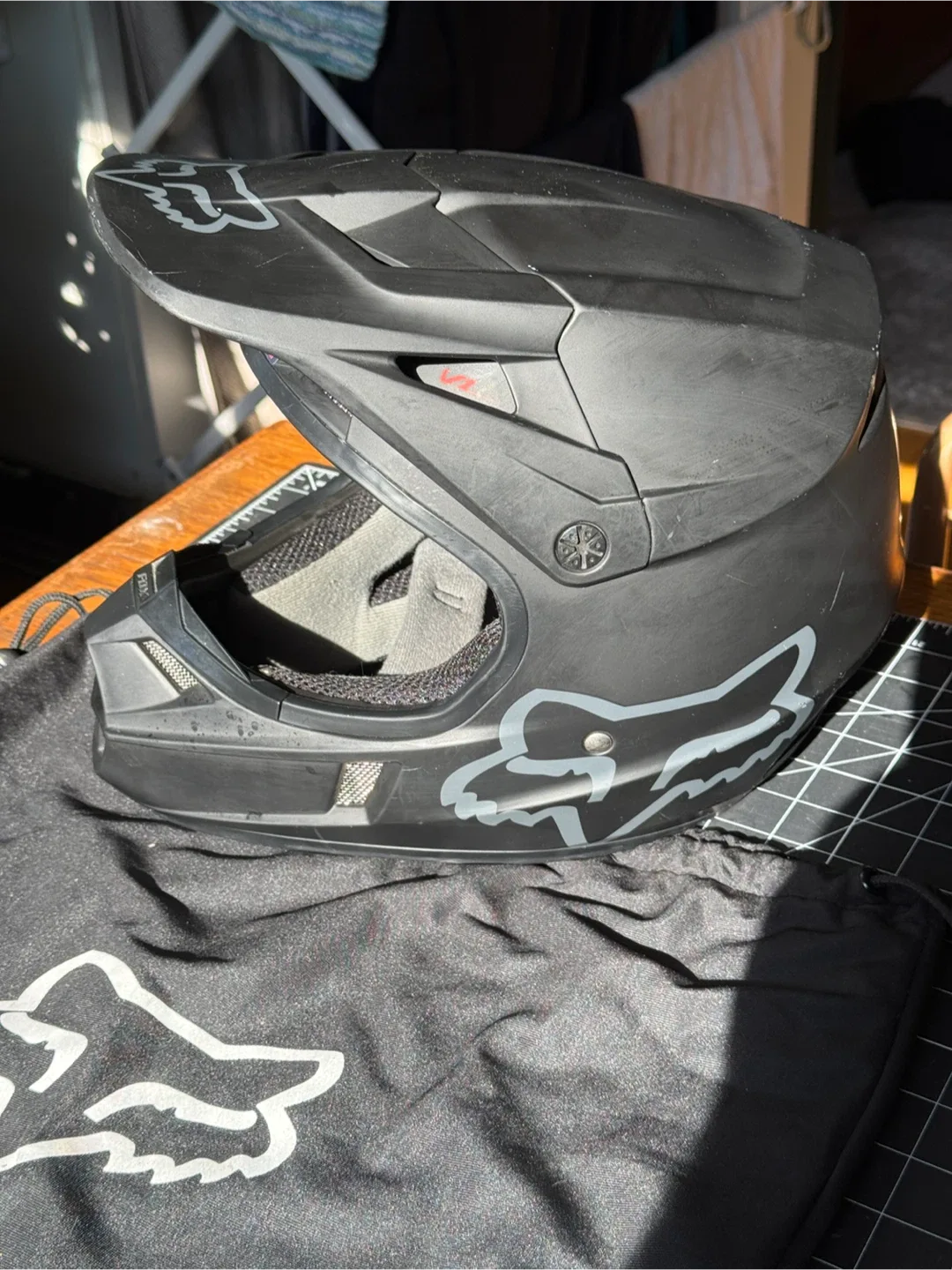 Fox YTH V1 Matte Black Helmet - Size Large