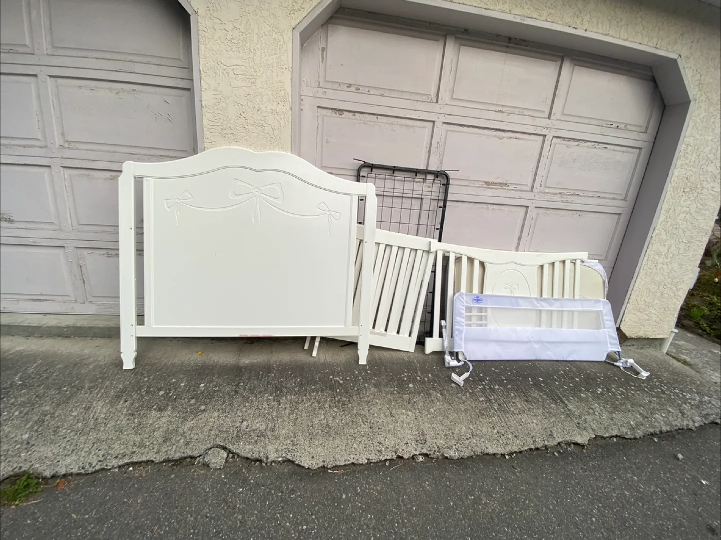 White Baby Crib image indicator(2)