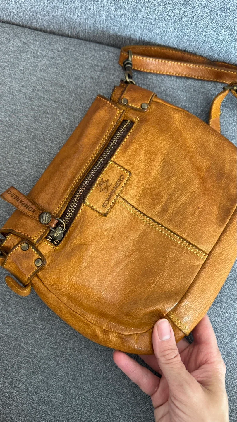 Kompanero Leather Crossbody Bag image indicator(3)