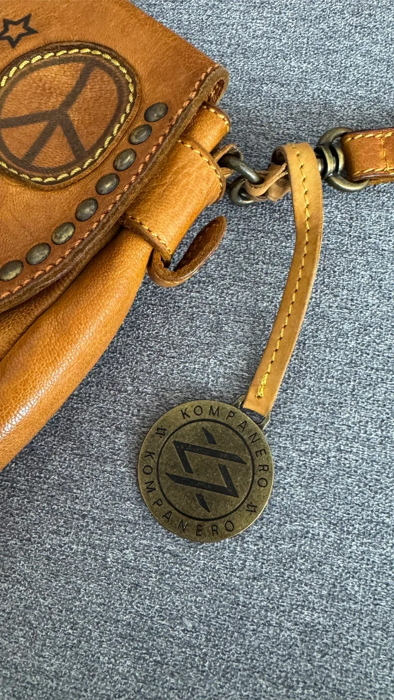 Kompanero Leather Crossbody Bag image indicator(2)