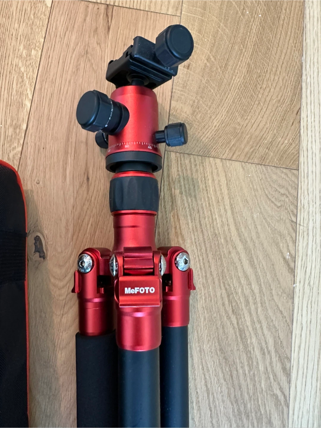 MeFOTO Tripod with Carrying Case - photo 2