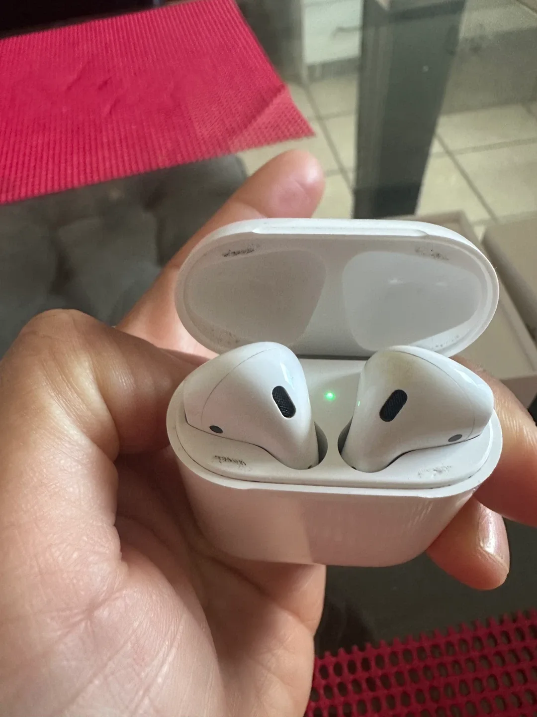 Apple AirPods 2nd Generation with Charging Case image indicator(2)