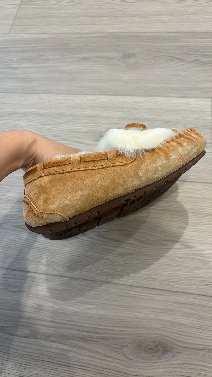 Women’s sheepskin slip on moccasin style slippers size 35 image indicator(3)