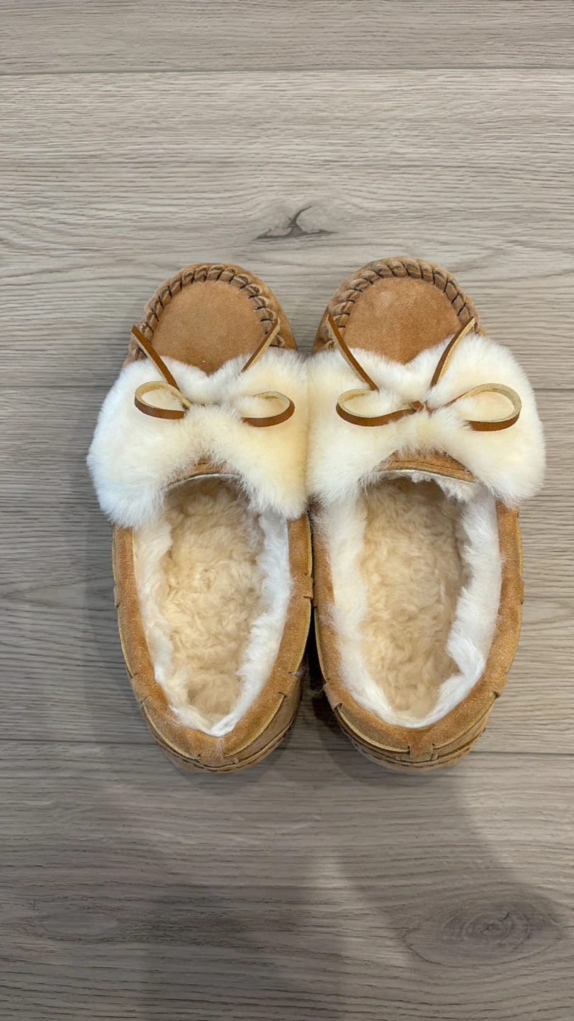 Women’s sheepskin slip on moccasin style slippers size 35 - photo 4