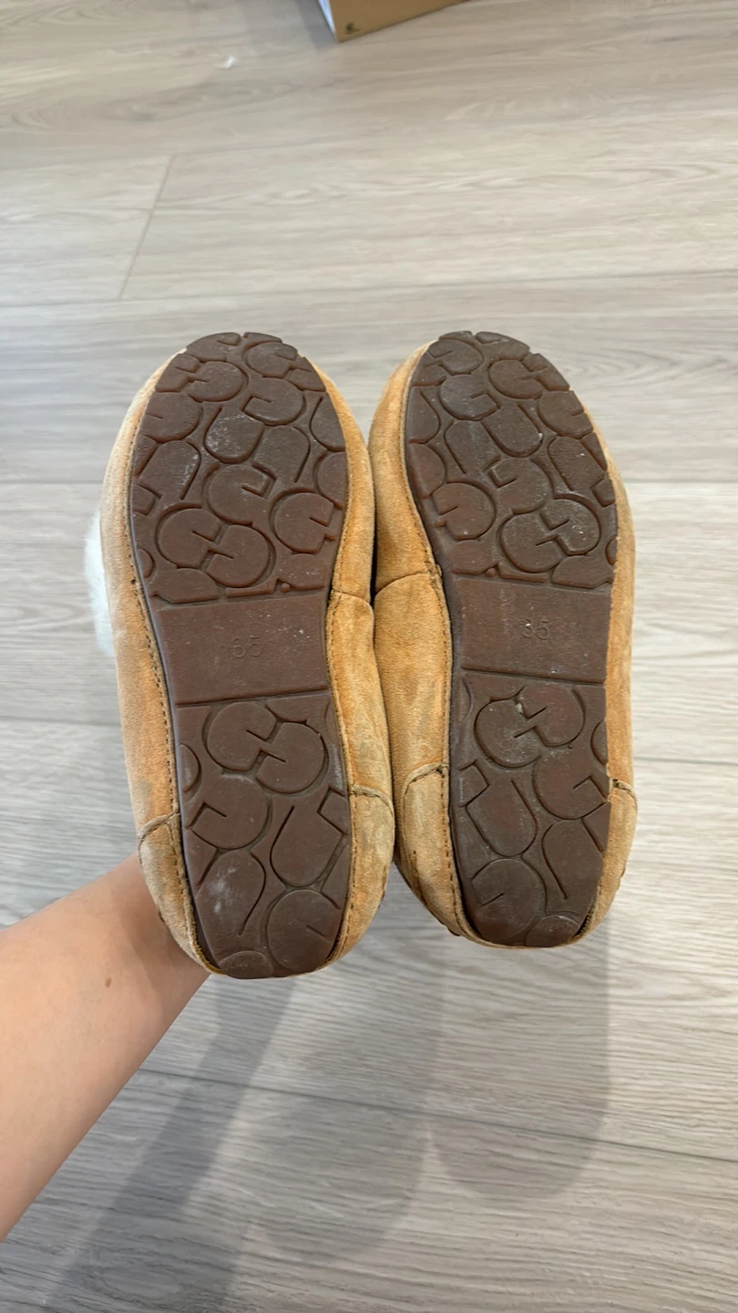 Women’s sheepskin slip on moccasin style slippers size 35 - photo 2