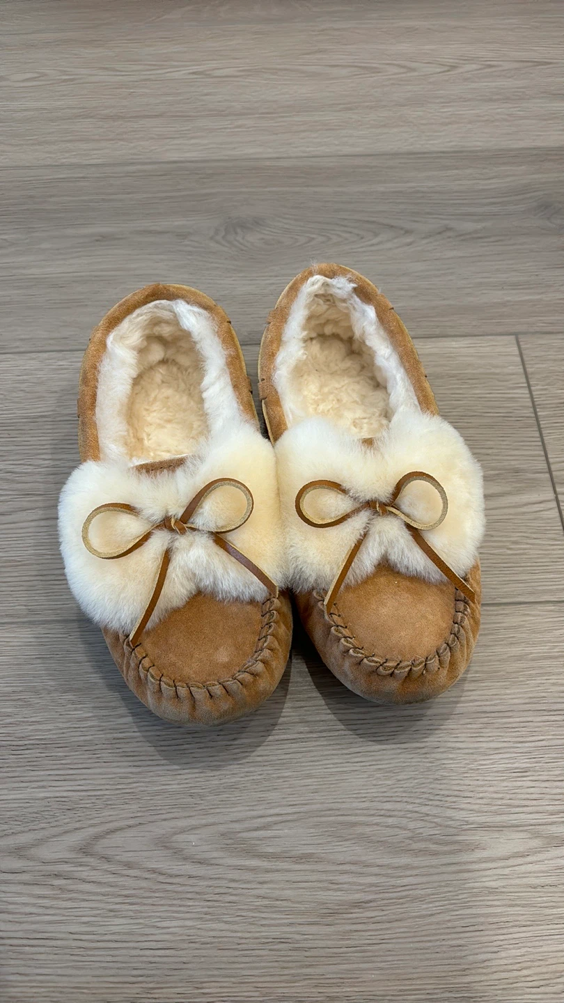 Women’s sheepskin slip on moccasin style slippers size 35