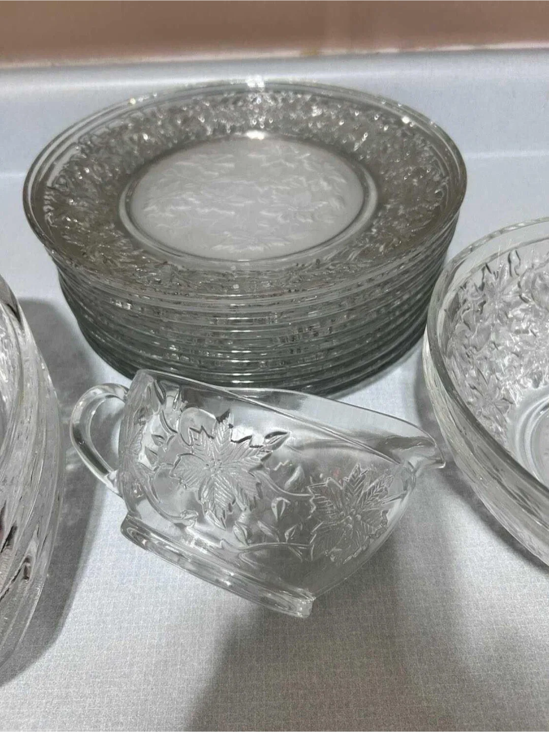 20-piece HOLIDAY Etched Glass Dinnerware Set image indicator(3)