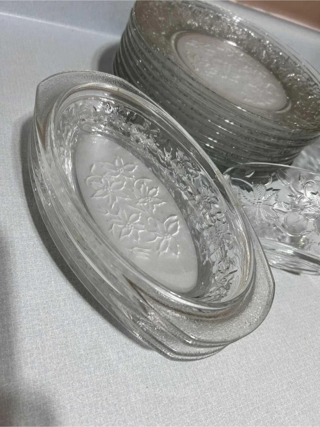20-piece HOLIDAY Etched Glass Dinnerware Set image indicator(4)