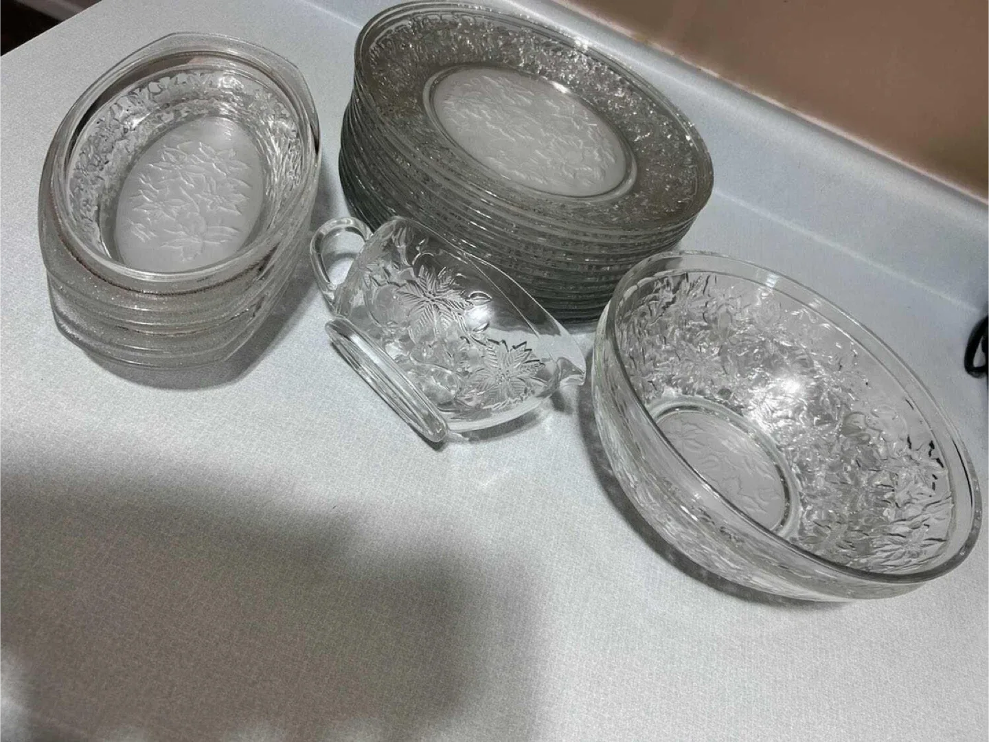 20-piece HOLIDAY Etched Glass Dinnerware Set image indicator(2)