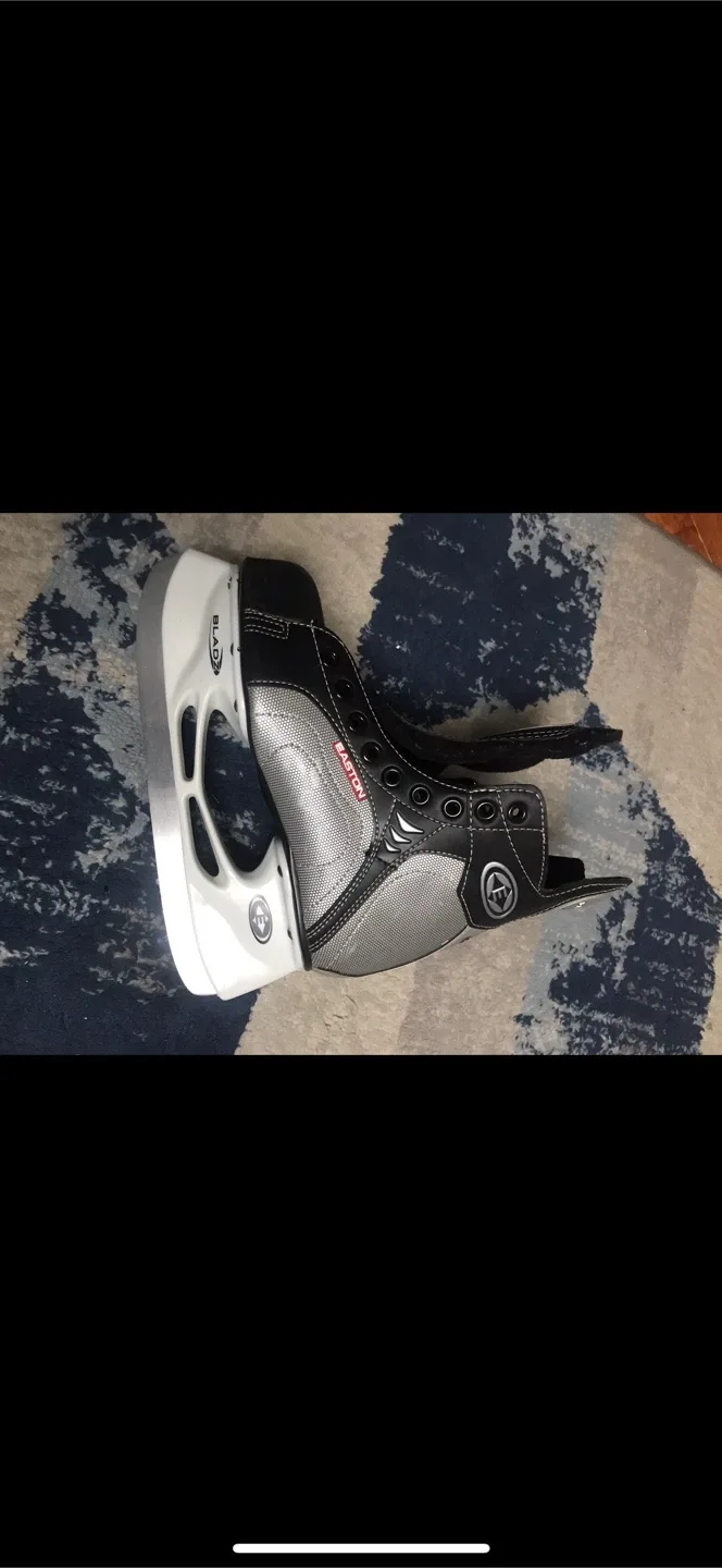 Multiple kids Easton Ice Hockey Skates image indicator(2)