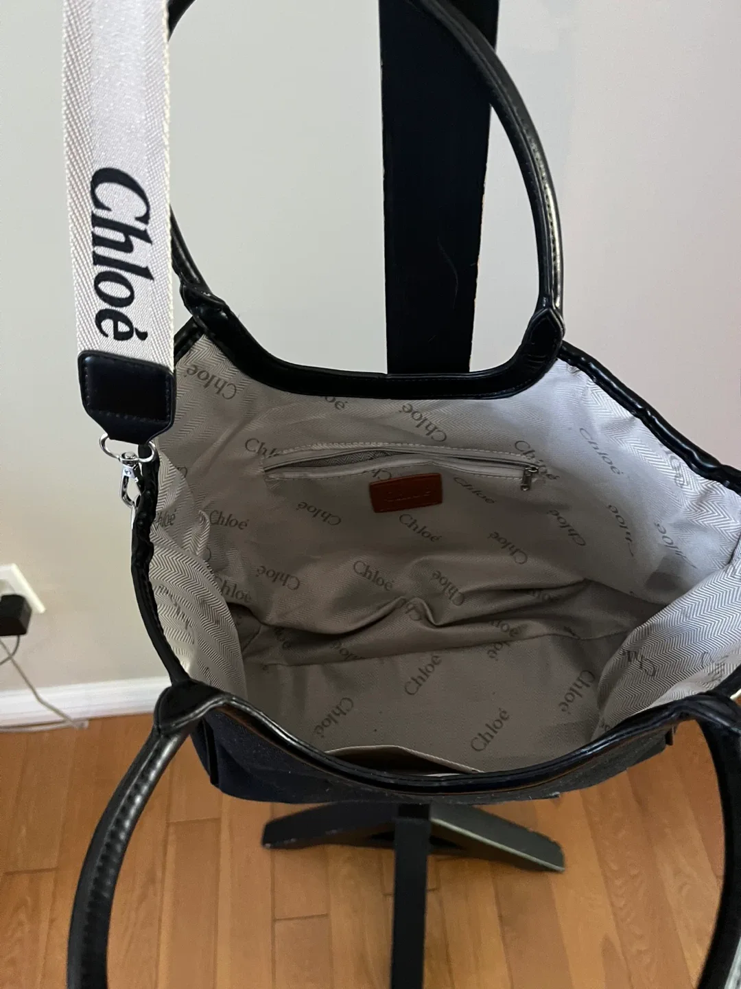 Black Tote Bag with Strap image indicator(4)