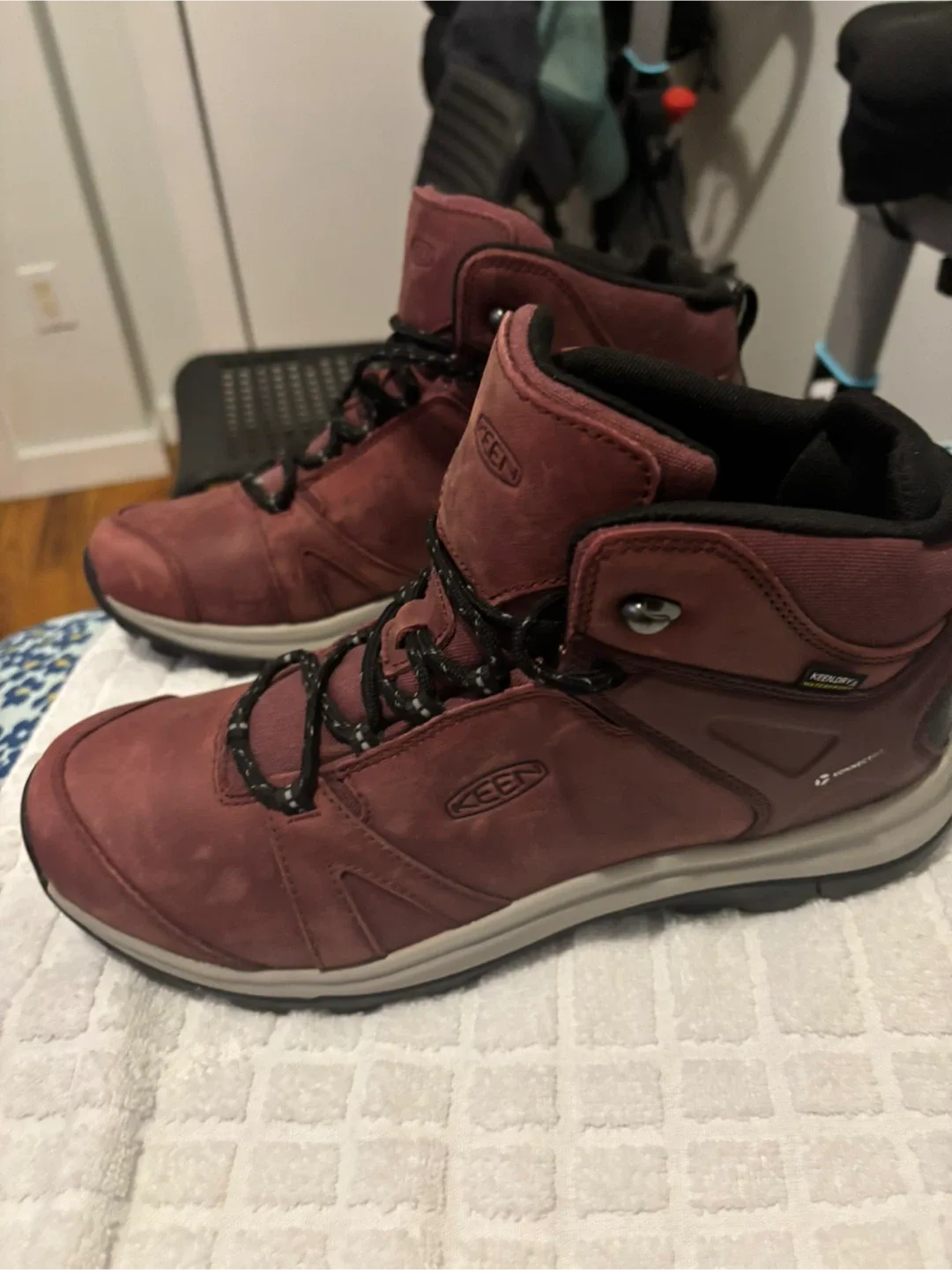 Keen hiking boots burgundy size 11 thumbnail