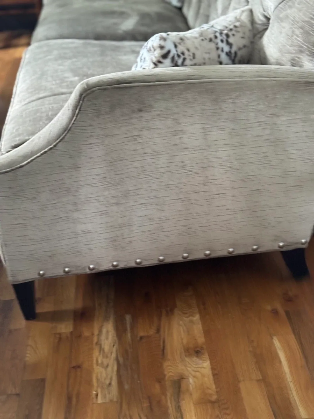 Comfortable Tufted Sofa image indicator(5)