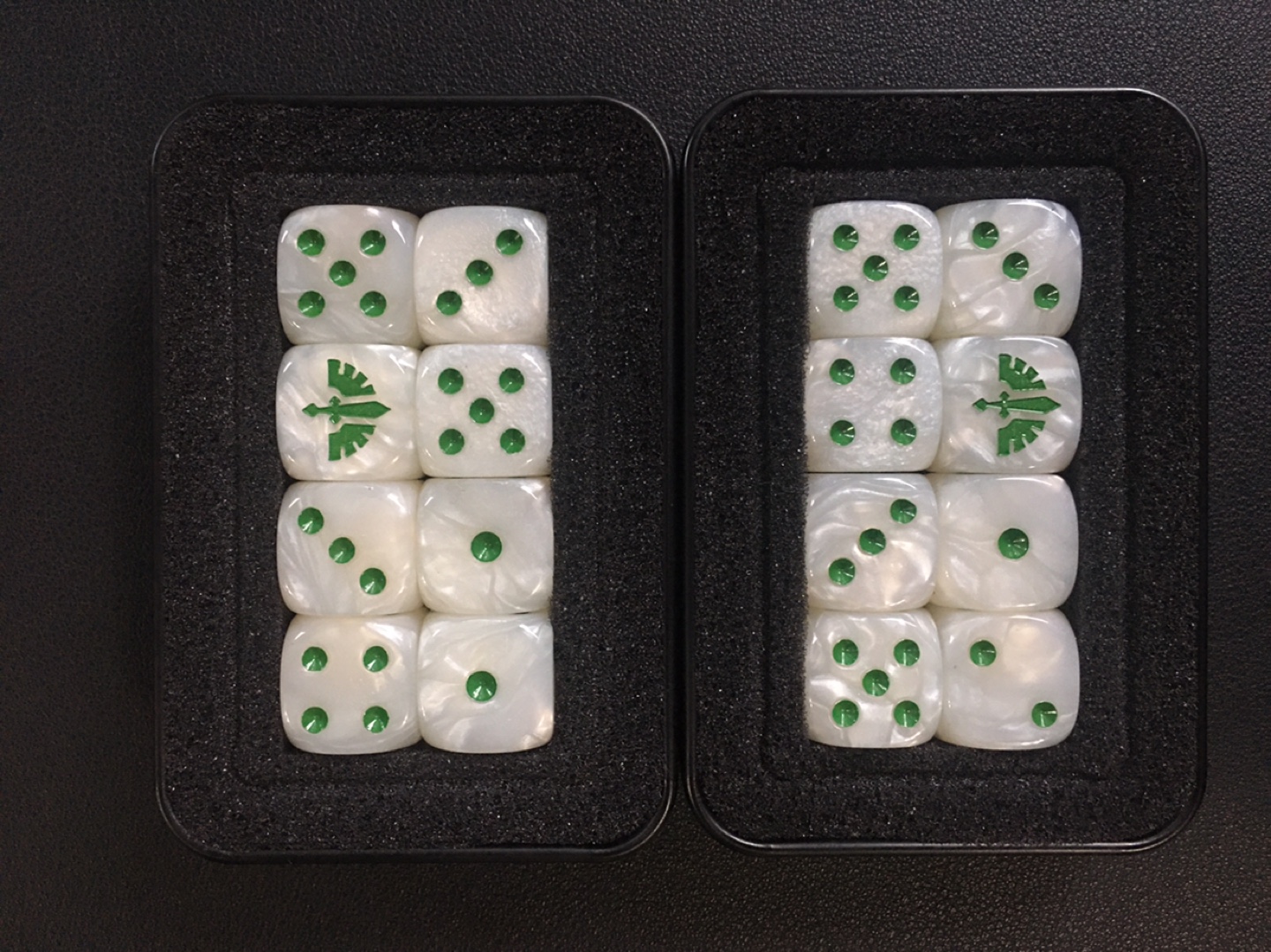 Warhammer 40k Dark Angles Dice Set of 16 - photo 2