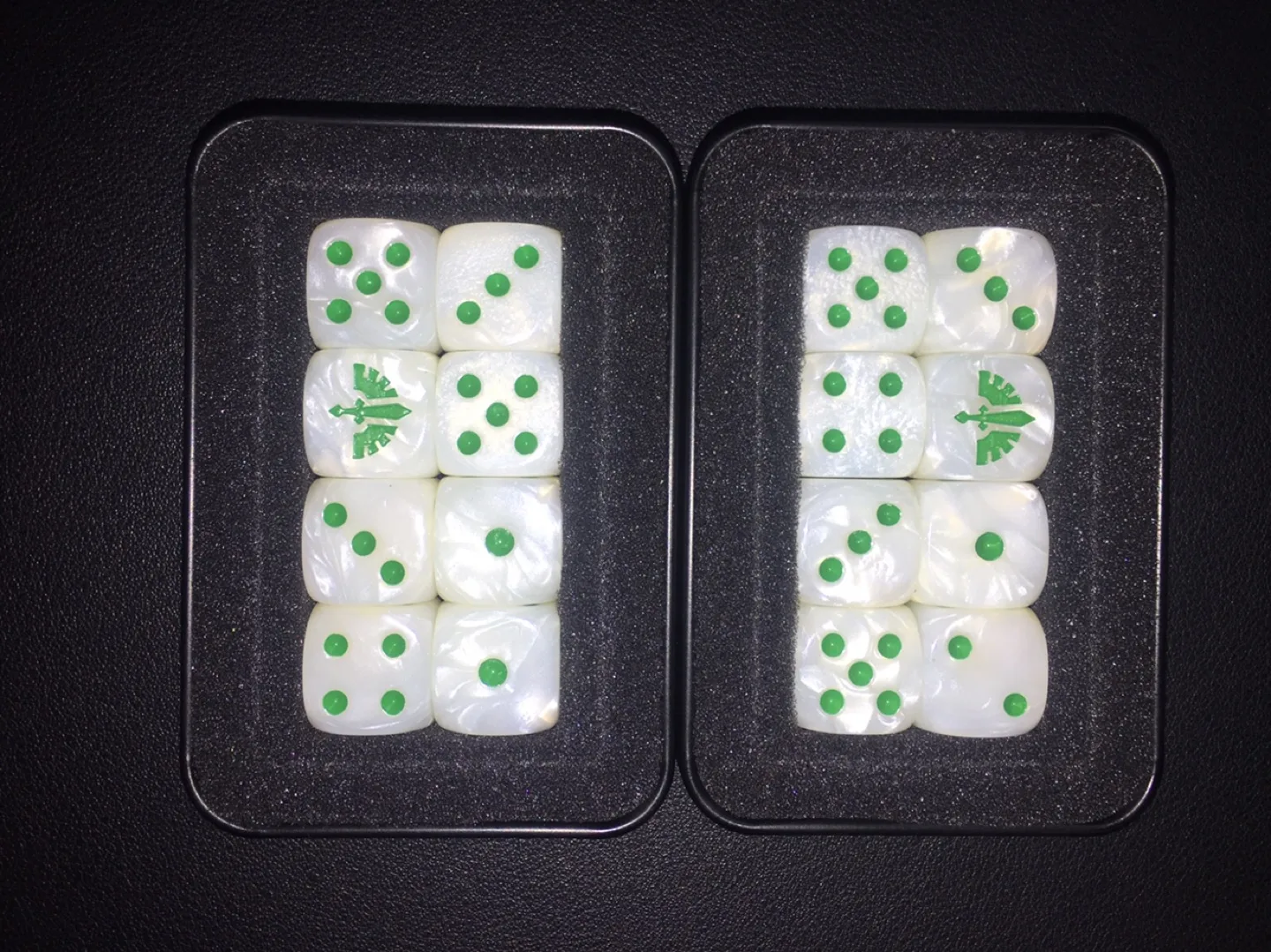 Warhammer 40k Dark Angles Dice Set of 16 image indicator(3)