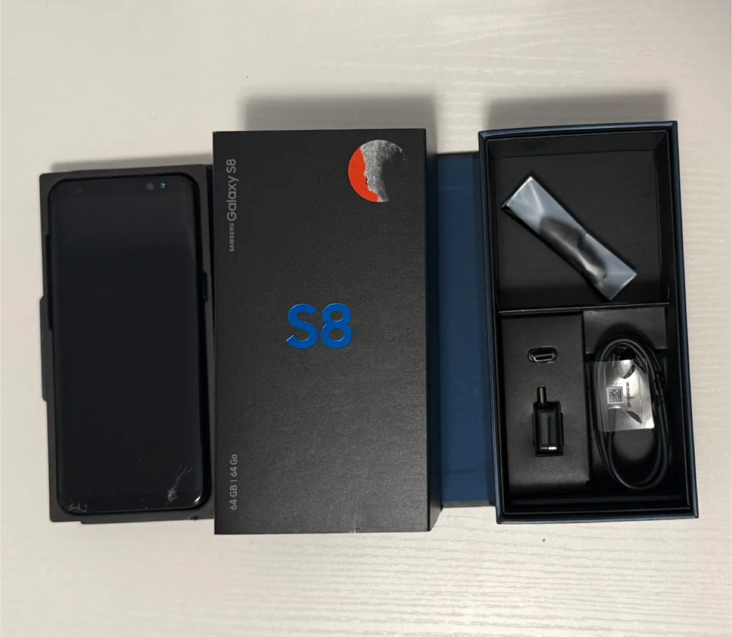 Samsung Galaxy S10e + LG G5 + Galaxy S8 + iPhone 11 image indicator(3)