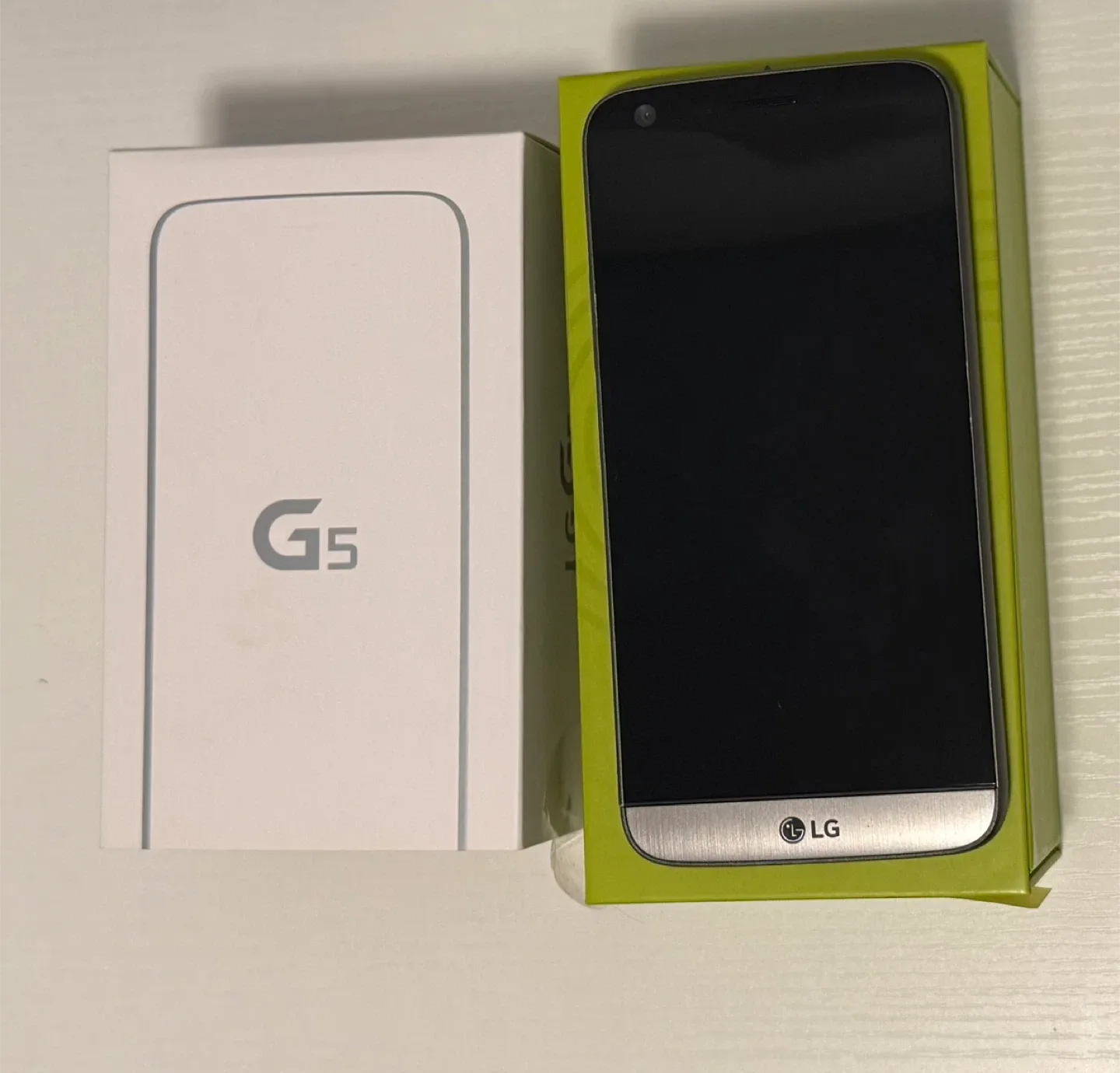 Samsung Galaxy S10e + LG G5 + Galaxy S8 + iPhone 11 image indicator(4)