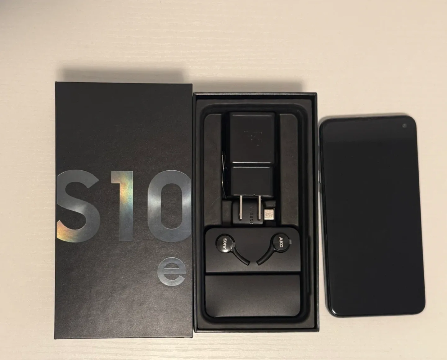 Samsung Galaxy S10e + LG G5 + Galaxy S8 + iPhone 11 image indicator(2)